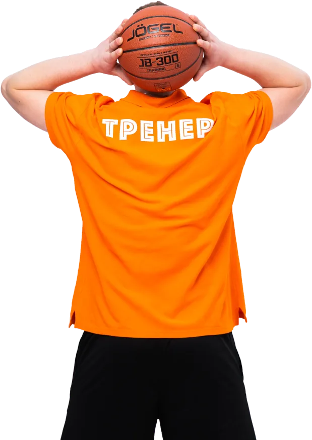Тренер «Выше Всех» в футболке с надписью «Тренер»